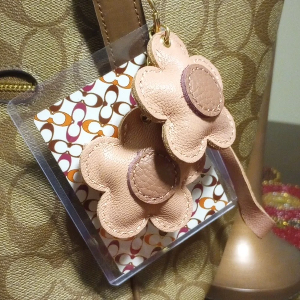 Coach Playing Card With Fashion Keychain - Picture 3 of 11